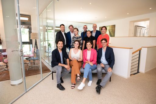Jurysitzung des PR-Bild Award 2018 von news aktuell
in Hamburg. news aktuell sucht bereits zum dreizehnten Mal die
besten Bilder von Unternehmen, Organisationen und PR-Agenturen. Aus
rund 1‘000 eingereichten Fotos wählte das Expertengremium die 60
Shortlist-Motive aus. Von links hintere Reihe: Jürgen Harrer
(Fraport), Frank Behrendt (Serviceplan), Marie-Theres Fischer (APA),
Sebastian Vesper (Oberauer), Monika Schaller (Deutsche Bank), Frank
Stadthoewer (news aktuell), Gudrun Kreutner (Wort & Bild Verlag),
von links vordere Reihe: Boris Entrup (Hair- & Make-up-Artist),
Natanja Marija Grün (IKEA), Edith Stier-Thompson (news aktuell),
Jens Hungermann (pressesprecher).