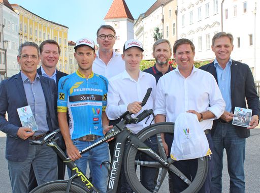Die Stadt Wels steht voll hinter dem Welser
Profi-Radteam. Erste Reihe v.l.n.r.: Horst Felbermayr, Ricci Zoidl &
Daniel Lehner (Team Felbermayr Simplon), Bgm. Dr. Andreas Rabl, GF
Wels Marketing & Touristik GmbH Peter Jungreithmair