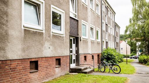 »Hartz und Herzlich« widmet sich in drei neuen Folgen dem
sozialen Brennpunkt Salzgitter-Lebenstedt. In und um diesen
Stadtteil leben ca. 5000 Menschen ohne feste Arbeit. Auch in den
neuen Folgen wurde den Kamerateams die Tür geöffnet, für einen
ehrlichen und ungeschönten Blick hinter die Kulissen. "Hartz und
herzlich - Salzgitter - Lebenstedt" ab Dienstag, 4. September 2018,
um 20:15 Uhr bei RTL II. Weiterer Text über ots und
www.presseportal.de/nr/6605 / Die Verwendung dieses Bildes ist für
redaktionelle Zwecke honorarfrei. Veröffentlichung bitte unter
Quellenangabe: "obs/RTL II"