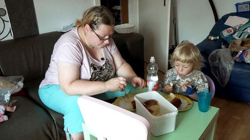 Vorschau Bild von Ute ist alleinerziehende Mutter von zwei Kindern und lebt seit
acht Jahren von staatlicher Unterstützung. Die 36-Jährige versucht
im Monat wenig Geld auszukommen, aber neben allen Fixkosten, bleibt
ihr kaum genug, um ihre Kinder zu versorgen. "Hartz und herzlich -
Salzgitter - Lebenstedt" ab Dienstag, 4. September 2018, um 20:15
Uhr bei RTL II. Weiterer Text über ots und
www.presseportal.de/nr/6605 / Die Verwendung dieses Bildes ist für
redaktionelle Zwecke honorarfrei. Veröffentlichung bitte unter
Quellenangabe: "obs/RTL II"