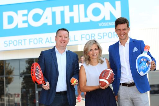 https://www.apa-fotoservice.at/galerie/14901 Im Bild v.l.n.r.:
Gábor Pósfai (Geschäftsführer DECATHLON Österreich), Lisa-Maria
Neuhofer (Marketingleiterin DECATHLON Österreich), Mario Kramer
(Store-Leiter DECATHLON SCS)
