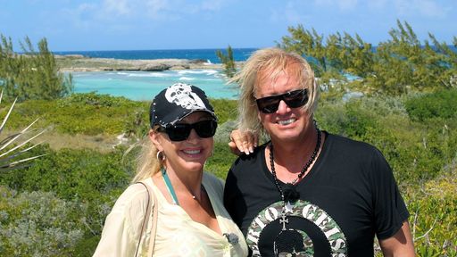 Robert und Carmen Geiss erfüllen sich ihren langjährigen Wunsch:
Eine Tour durch die Karibik mit ihrer Yacht "Indigo Star".
Startpunkt der Reise ist Miami, wo sich das Millionärspaar mit einer
Party standesgemäß von seinen Freunden verabschiedet. Drei
Doppelfolgen von "Die Geissens - Eine schrecklich glamouröse
Familie!" ab Montag, 20. August 2018, um 20:15 Uhr bei RTL II.
Weiterer Text über ots und www.presseportal.de/nr/6605 / Die
Verwendung dieses Bildes ist für redaktionelle Zwecke honorarfrei.
Veröffentlichung bitte unter Quellenangabe: "obs/RTL II"