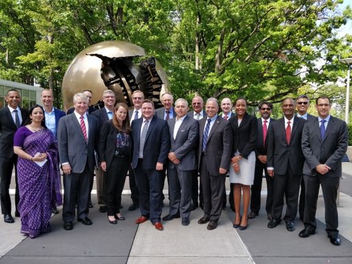  Das World Geospatial Industry Council WGIC wurde
von einer Gruppe von 21 Unternehmen gegründet, im Bild:
Gründungsteilnehmer im Rahmen des UN Meetings in New York, darunter
der RIEGL Vertreter James van Rens, Vice President für Government
und Industry Relations