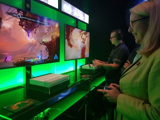  BM Dr. Margarete Schramböck am Microsoft-Stand auf
der Gamescom 2018
