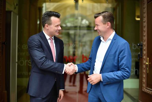 Vorschau Bild von Dr. Christoph Boschan, CEO der Wiener Börse und
Gerhard Kürner, CEO der Lunik2 Gruppe gehen gemeinsam durch die
Digitale Transformation
