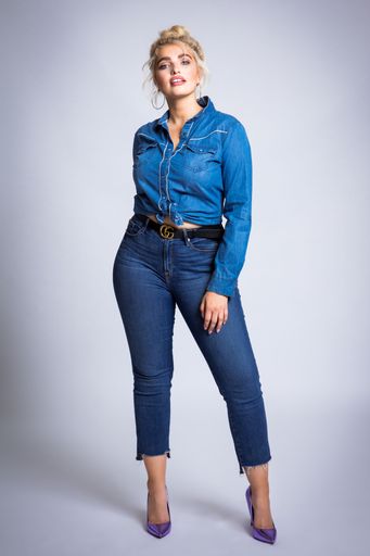 Vorschau Bild von Sarina Nowak ist nicht nur als Curvy Model, sondern auch als
Influencerin sehr erfolgreich.