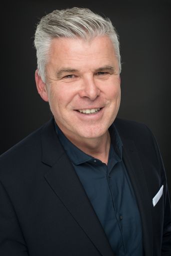 Kostenloses E-Business für 1 Mio. Einzelhändler verändert
Lebensqualität in Europa / Erfolgreiche Bilanz von Entrepreneur
Michael Scheibe nach 100 Tagen COOINX SA / Entrepreneur und
COOINX-Founder Michael Scheibe / Weiterer Text über ots und
www.presseportal.de/nr/131779 / Die Verwendung dieses Bildes ist für
redaktionelle Zwecke honorarfrei. Veröffentlichung bitte unter
Quellenangabe: "obs/COOINX S.A./Ammy Berent"