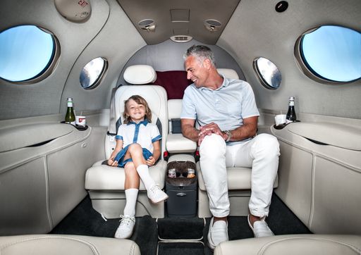 Vorschau Bild von Die Cessna Citation Mustang von GlobeAir bietet Platz für vier
Passagiere mit ausreichend Gepäck – vom Trolley bis zum Golfbag.
Während des Fluges werden Sie mit Catering bestens versorgt, auch
Tiere sind an Board erlaubt.