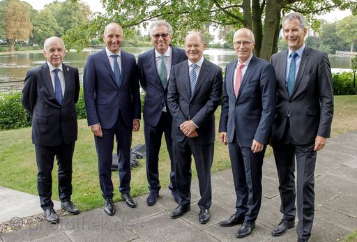 Bürgermeister der Hansestadt Hamburg Peter
Tschentscher begrüßte die deutschsprachigen Finanzminister
(v.l.n.r.): Ueli Maurer (Schweiz), Adrian Hasler (Liechtenstein),
Pierre Gramegna (Luxemburg), Gastgeber Olaf Scholz (Deutschland),
Peter Tschentscher (Bürgermeister Hamburg) und Hartwig Löger
(Österreich).