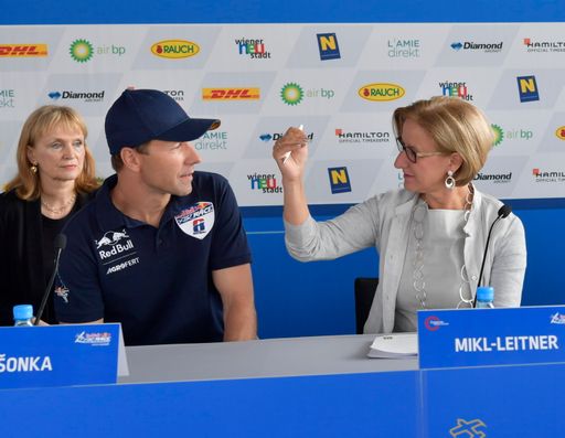 Martin Sonka (CZE), hier im Bild mit NÖ.
Landeshauptfrau Johanna Mikl-Leitner (r.), kommt als Gesamtzweiter
der aktuellen Red Bull Air Race Weltmeisterschaft nach Wiener
Neustadt: Viele tschechische Fans werden erwartet.
