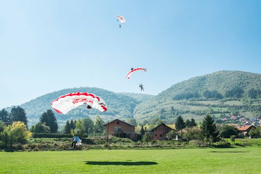Vorschau Bild von Umfangreiches Rahmenprogramm mit Highlights am
Himmel und am Boden beim Red Bull Air Race in Wiener Neustadt: Hier
das Red Bull Sky Dive Team.
