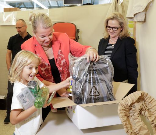 Vorschau Bild von Die Schulstartpakete werden von den Schülern gut
angenommen.