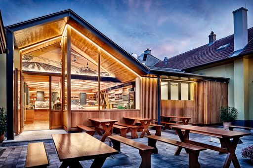 Der Heurige Ott ist Vorbild für die neue
Heurigengeneration. Die wirkungsvolle Architektur mit durchdachten
Details entwickelte und realisierte Spitzbart + partners.