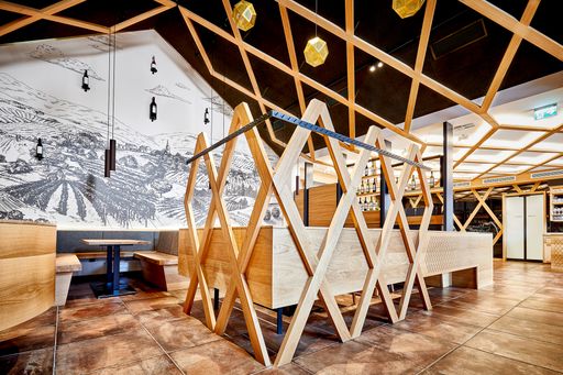 Vorschau Bild von Der neugestaltete Heurige Ott in Hagenbrunn vor den
Toren Wiens verbindet Gemütlichkeit mit moderner Gastronomie.
Konzept und Einrichtung stammen von Spitzbart + partners.