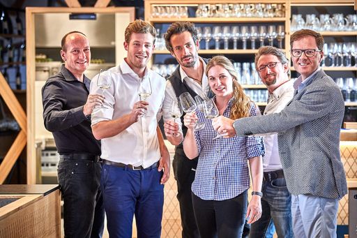 Vorschau Bild von Das Team rund um den neuen Markenauftritt beim
Weingut Ott in Hagenbrunn.
