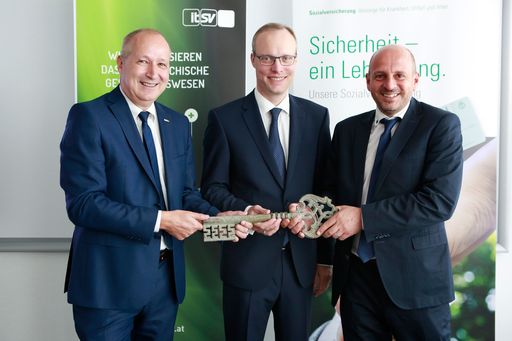 https://www.apa-fotoservice.at/galerie/15111 Wien - Ende 2004
wurde die ITSV GmbH zur zentralen Steuerung und Koordination der
IT-Aktivitäten der österreichischen Sozialversicherung gegründet.
Seither wurden die IT-Landschaft der SV erfolgreich vereinheitlicht
sowie zahlreiche Betriebsübernahmen getätigt, damit sich die
Sozialversicherungsträger ausschließlich auf ihr Kerngeschäft
konzentrieren können. „Die zentrale Steuerung ermöglicht darüber
hinaus die Realisierung des digitalen Wandels bei zahlreichen
Services. Das spart nicht nur den Versicherten Zeit und Geld sondern
optimiert auch den Einsatz innovativer Technologien. Damit ist die
Sozialversicherung mit ihren Services am Puls der Zeit“, bringt es
der Vorsitzende des Hauptverbands der österreichischen
Sozialversicherungsträger, Alexander Biach, auf den Punkt. Foto
v.li.na.re: Erwin Fleischhacker (GF ITSV); Dr. Alexander Biach
(Hauptverband der österr. Sozialversicherungsträger, Vorsitzender
des Verba