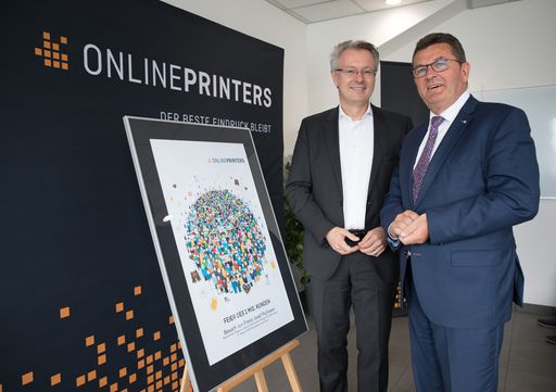  Dr. Michael Fries (l.), CEO von Onlineprinters/diedruckerei.de,
überreicht Auflage Eins des Kunstdrucks "Customer Globe" an den
Bayerischen Staatsminister für Wirtschaft, Energie und Technologie,
Franz Josef Pschierer. Dieser stattete der Onlinedruckerei Ende
August einen Besuch ab und gratulierte zum millionsten Kunden.
Copyright: Onlineprinters GmbH Weiterer Text über ots und
www.presseportal.de/nr/75635 / Die Verwendung dieses Bildes ist für
redaktionelle Zwecke honorarfrei. Veröffentlichung bitte unter
Quellenangabe: "obs/Onlineprinters GmbH/Erich Malter"
