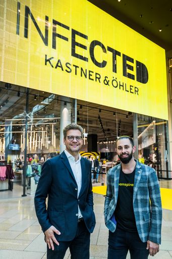 Martin Wäg, Vorstandsvorsitzender von Kastner & Öhler, und Mario
Stöttinger, Filialleiter von Infected PlusCity, (v.l.n.r.) vor der
90m2 großen LED-Wand des ersten eigenständigen Infected Stores von
Kastner & Öhler, der am Donnerstag in LInz eröffnet wird.