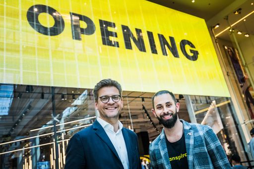 Vorschau Bild von Martin Wäg, Vorstandsvorsitzender von Kastner & Öhler, und Mario
Stöttinger, Filialleiter von Infected PlusCity, (v.l.n.r.) vor der
90m2 großen LED-Wand des ersten eigenständigen Infected Stores von
Kastner & Öhler, der am Donnerstag in LInz eröffnet wird.Martin Wäg,
Vorstandsvorsitzender von Kastner & Öhler, und Mario Stöttinger,
Filialleiter von Infected PlusCity, (v.l.n.r.) vor der 90m2 großen
LED-Wand des ersten eigenständigen Infected Stores von Kastner &
Öhler, der am Donnerstag in LInz eröffnet wird.