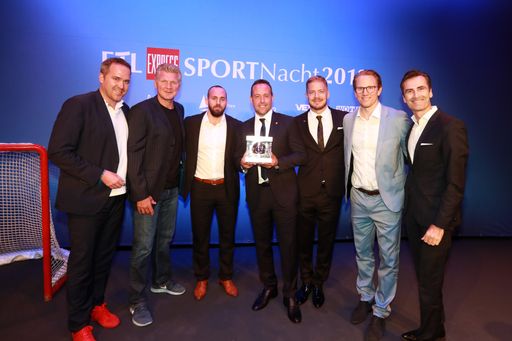 LICHTGESTALT Sport 2018 - die deutsche
Eishockey-Nationalmannschaft! V.l.n.r.: Constantin Blaß
(Chefredakteur Express), Stefan Effenberg, Felix Schütz, Marco
Sturm, Moritz Müller, Christian Ehrhoff, Philipp Froben
(Geschäftsführer Medienhaus DuMont Rheinland) / Weiterer Text über
ots und www.presseportal.de/nr/127728 / Die Verwendung dieses Bildes
ist für redaktionelle Zwecke honorarfrei. Veröffentlichung bitte
unter Quellenangabe: "obs/Medienprofis Köln PR GmbH"