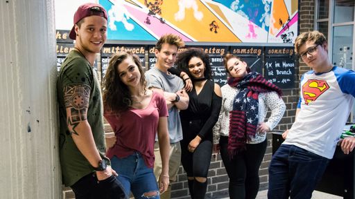 Die Sommerferien sind vorbei und die Schüler der
Erich-Felber-Gesamtschule halten die Referendare ordentlich auf
Trab. Streit auf dem Schulhof, Mobbing, entführte Schüler,
Drogenskandale und Liebeskummer - all das gehört zum harten Alltag
der angehenden Lehrer. Neue Folgen von "Krass Schule - Die jungen
Lehrer", ab 17. September 2018, montags bis freitags um 17:00 Uhr
bei RTL II. Weiterer Text über ots und www.presseportal.de/nr/6605 /
Die Verwendung dieses Bildes ist für redaktionelle Zwecke
honorarfrei. Veröffentlichung bitte unter Quellenangabe: "obs/RTL
II"