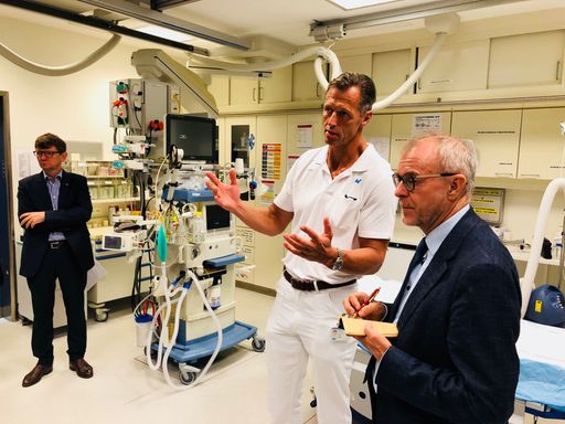 Vorschau Bild von Dr. Harald Troch (r.) im Gespräch mit dem
ärztlichen Leiter Prof. Fialka