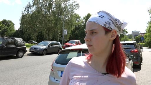 Die 18-jährige Claudia muss ihren Weg ins Berufsleben erst noch
finden. Die Arbeitsuchende nimmt die Entbehrungen und Hürden durch
Hartz IV mit Humor. Doch sie kann auch anders: Sie ist vorbestraft
und auf Bewährung.