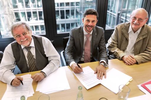 Vorschau Bild von TÜV AUSTRIA Deutschland übernimmt den renommierten
ZfP-Prüfdienstleister Tecnotest mit 34 Mitarbeitern und Sitz in
Leverkusen. V.l.n.r.: Rainer Trossen, Tecnotest, Thomas Biedermann,
TÜV AUSTRIA Deutschland, Roland Werwein, Tecnotest