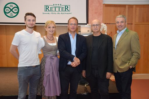 Vorschau Bild von 30 Jahre Seminarhotel Retter wurden am 1. September 2018 im Hotel
Retter in Pöllauberg gefeiert. Mit dabei Univ. Prof. Markus
Hengstschläger, der sich in seinem Vortrag der Frage "Wie manage ich
Talente?" widmete und Univ. Prof. Michael Lehofer, der über "Führung
als Beziehungskompetenz" sprach.