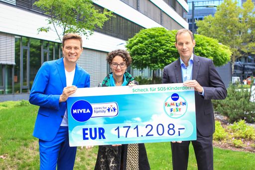  Scheckübergabe von Beiersdorf an SOS-Kinderdorf
