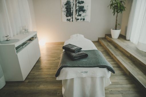 Vorschau Bild von LIVINSPA Wealth of being powerd by LIVINYOU wurde
bewusst als Franchise Konzept im Spa-Bereich entwickelt.
Franchisenehmer profitieren vom umfassenden Branchen Knowhow.
Sämtliche Kennzahlen von der Einrichtung über die Mitarbeiterführung
bis zum Controlling ermöglichen einen einfachen und gleichzeitig
professionellen Einstieg in die Spa-Welt.