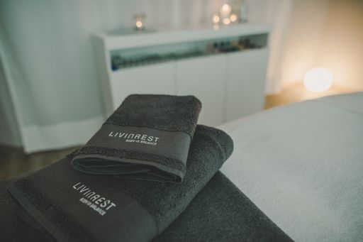 Vorschau Bild von LIVINSPAs sind ganzheitliche Orte der Wahrnehmung
und der inneren Berührung. Geschaffen für Menschen, die ganz bewusst
zur Ruhe und zum inneren Gleichgewicht finden möchten. Die Umsetzung
des ersten LIVINSPA in der Nähe von Kitzbühel basiert auf den Werten
von LIVINYOU mit einem eigenem Pflege- und Behandlungskonzept. Alle
verwendeten Produkte werden von LIVINYOU selbst entwickelt und
hergestellt.