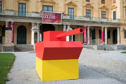 Vorschau Bild von Panzer von Marcus Geiger vor dem Schloss Esterházy
in Eisenstadt