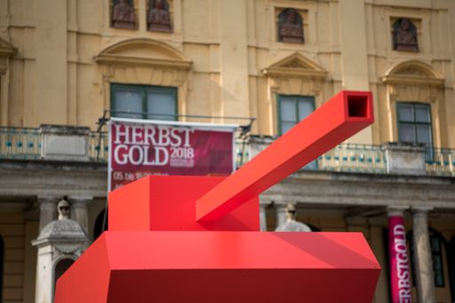 Vorschau Bild von Panzer von Marcus Geiger vor dem Schloss Esterházy
in Eisenstadt