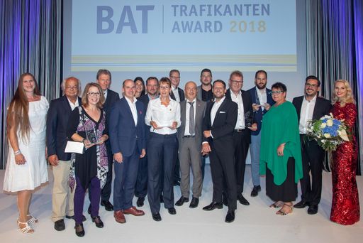 Bereits zum achten Mal in Folge wurde der begehrte
Trafikanten Award von British American Tobacco Austria (BAT) an
herausragende Trafikantinnen und Trafikanten vergeben. Die
feierliche Verleihung fand im Rahmen der BAT Abendgala in Salzburg
statt.