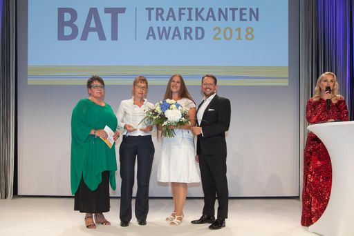 Vorschau Bild von Bereits zum achten Mal in Folge wurde der begehrte
Trafikanten Award von British American Tobacco Austria (BAT) an
herausragende Trafikantinnen und Trafikanten vergeben. Siegerin in
der Kategorie „Soziales Engagement“ist NANCY FRIEDENTHAL aus 1150
Wien. Besondere Anerkennung für ihr soziales Engagement bekam auch
Madeleine Klose, Trafikantin in Neunkirchen in Niederösterreich.