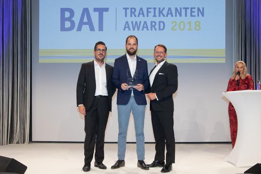 Vorschau Bild von Bereits zum achten Mal in Folge wurde der begehrte
Trafikanten Award von British American Tobacco Austria (BAT) an
herausragende Trafikantinnen und Trafikanten vergeben. Die
feierliche Verleihung fand im Rahmen der BAT Abendgala Salzburg
statt.JOHANNES STEINDL in St. Pölten, Niederösterreich, gewinnt in
der Kategorie „Höchstleistung".