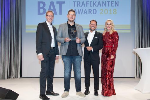 Vorschau Bild von Bereits zum achten Mal in Folge wurde der begehrte
Trafikanten Award von British American Tobacco Austria (BAT) an
herausragende Trafikantinnen und Trafikanten vergeben. Die
feierliche Verleihung fand im Rahmen der BAT Abendgala in Salzburg
statt. MICHAEL LOIDL in Laakirchen / Oberösterreich wird als
„BAT-Partner des Jahres“ ausgezeichnet.