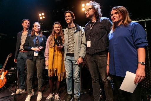 Vorschau Bild von Vorjahresgewinner Cari Cari bei der XA-Verleihung
am Waves Vienna 2017 (v.l.n.r.: Franz Hergovich und Tatjana Domany -
Austrian Music Export, Stephanie Widmer und Alexander Köck - Cari
Cari, Waves Vienna Festival Director Thomas Heher, Moderatorin Nina
Heinrichs)
