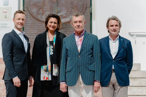  Gernot Blümel, Bundesminister für EU, Kunst, Kultur und Medien;
Veronica Kaup-Hasler, Stadträtin für Kunst, Kultur und Wissenschaft
in Wien; Boris Marte, stellvertretender Vorstandsvorsitzender der
ERSTE Stiftung gratulierten Herwig Kempinger, Präsident der
KünstlerInnenvereinigung Secession, zum erfolgreichen Abschluss der
Sanierung der Secession.