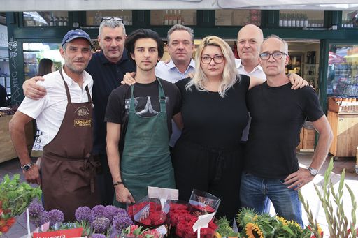  https://www.apa-fotoservice.at/galerie/15277  
 v.l.n.r.: Hushmand Rabi (Käseland am Naschmarkt), Martin Stoev
(Palatschinkenkuchl am Naschmarkt), David Badalbaiev (Rosenkönigin
am Naschmarkt), Christian Pöhl (Feinkost Pöhl am Naschmarkt), Neli
Tranculov (Cafe Nelke, Volkertmarkt) Franz Radatz (Radatz Feine
Wiener Fleischwaren), Georg Holzer (Cafe Nelke, Volkertmarkt)