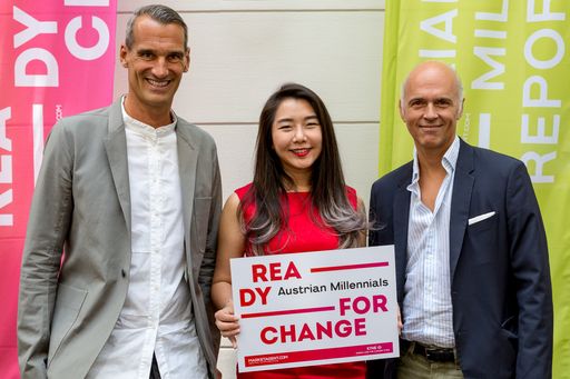 Im Bild v.l.n.r.: Thomas Schwabl (Marketagent.com),
Kaitlyn Chang, Rudi Kobza (beide KTHE)
