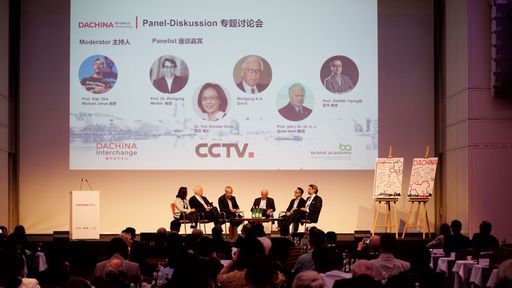 Vorschau Bild von Paneldiskussion zum Thema "Brand Thinking" und zu verschiedenen
Aspekten der Markenführung in der DACH-Region und China. Von Links
nach Rechts: Dr. Yun Schüler-Zhou, Prof. (em.) Dr. Dr. h.c. Bodo
Abel, Prof. Michael Jonas, Wolfgang K.A. Disch, Prof. Zhang Yiping.
(c) DACHINA interchange Management GmbH. Weiterer Text über ots und
www.presseportal.de/nr/131727 / Die Verwendung dieses Bildes ist für
redaktionelle Zwecke honorarfrei. Veröffentlichung bitte unter
Quellenangabe: "obs/DACHINA Markendialog/Taizhi Shao"