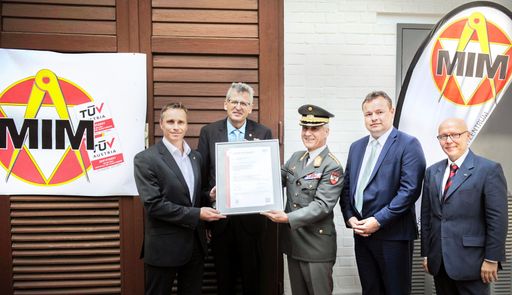 Nachhaltiges und qualitätsorientiertes Handeln:
Militärisches Immobilienmanagement erhält TÜV-AUSTRIA-Zertifikat.
V.l.n.r. Hofrat Mag. Robert Mitter (Leiter Wohnheime und
Seminarzentren), Hofrat Mag. Dr. Johannes Sailer (Leiter
Militärisches Immobilienmanagement), Generalmajor Mag. Helmut
Habermayer, Klaus Mlekus und Christian Bayer (TÜV AUSTRIA)
Copyright: TÜV AUSTRIA Group