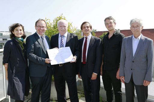 Übergabe der Partitur (v.l.): Artemis Vakianis,
Kaufmännische Vizepräsidentin (FWF), FWF-Präsident Klement Tockner,
WWTF-Präsident Michael Häupl, WWTF-Geschäftsführer Michael Stampfer,
Komponist Christof Dienz und Biologe Dieter Schweizer