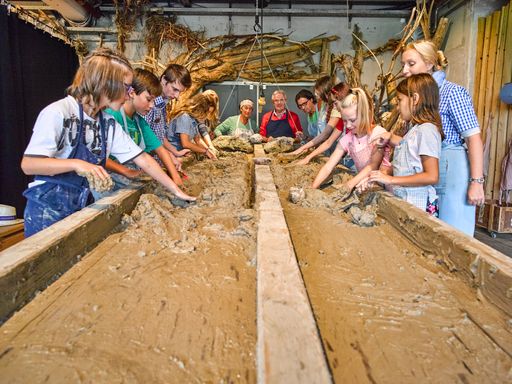  Ab sofort können Kinder- und Schulgruppen das
Hexenwasser Söll nicht nur besuchen, sondern auch mehrtägig
bereisen.