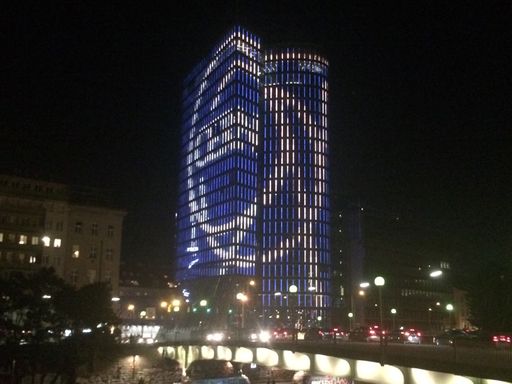 UNIQA Tower erstrahlt im CERN Logo