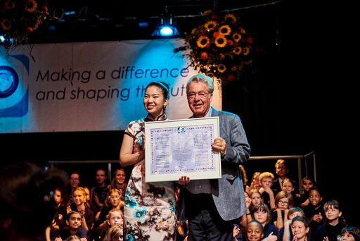 Vorschau Bild von Ex-Präsident Dr. Heinz Fischer erhält ein Geschenk
von den SchülerInnen