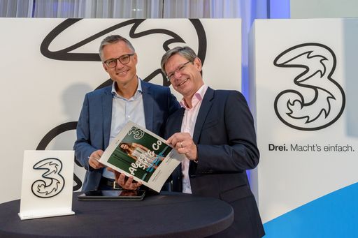 Vorschau Bild von https://www.apa-fotoservice.at/galerie/15001 Im Bild von vLnR:
Jan Trionow (CEO Hutchison Drei Austria), Rudolf Schrefl (CCO
Hutchison Drei Austria)