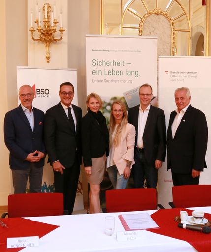 Gruppenfoto Pressekonferenz bewegt im Park-